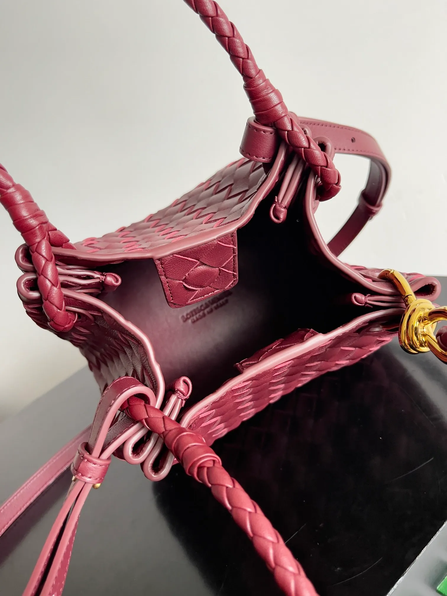 Batch 1760 BV home is new! Andiamo combines the Bottega Veneta archive parachute handbag to inherit retro elements and integrate modern trends. The same style as Shu Qi's in Beijing Night. It is a continuation of the classic bag. It has three functions: hand carry, shoulder and cross-body. It is embellished with metal brass knot buckles. It is small and has an amazing capacity. It can easily hold sunglasses in a box / small bottle of water / powder powder / charger and other daily necessities when going out. The upper body is versatile. Style number: 796569 Size: 21*17*16.5cm